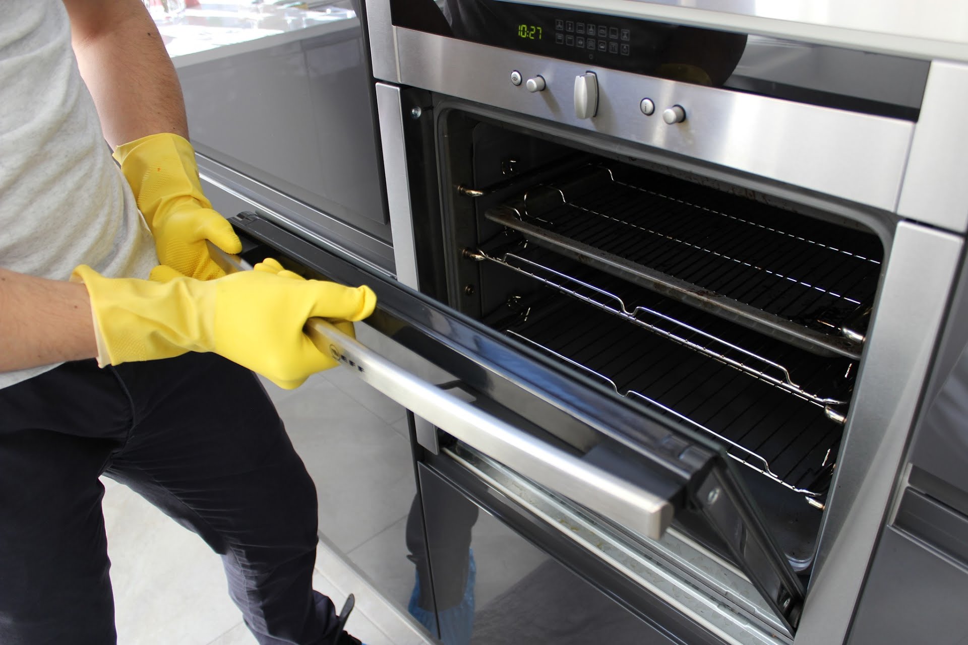 How To Clean Ovens: Efficiently And On A Budget | EarlyExperts