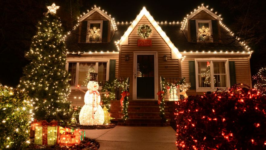 Outdoor Christmas Decorations That Won T Break Your Budget - Christmas Outside House Decorations